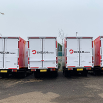 Tiga truk yang diparkir