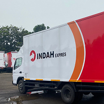 Tiga truk yang diparkir